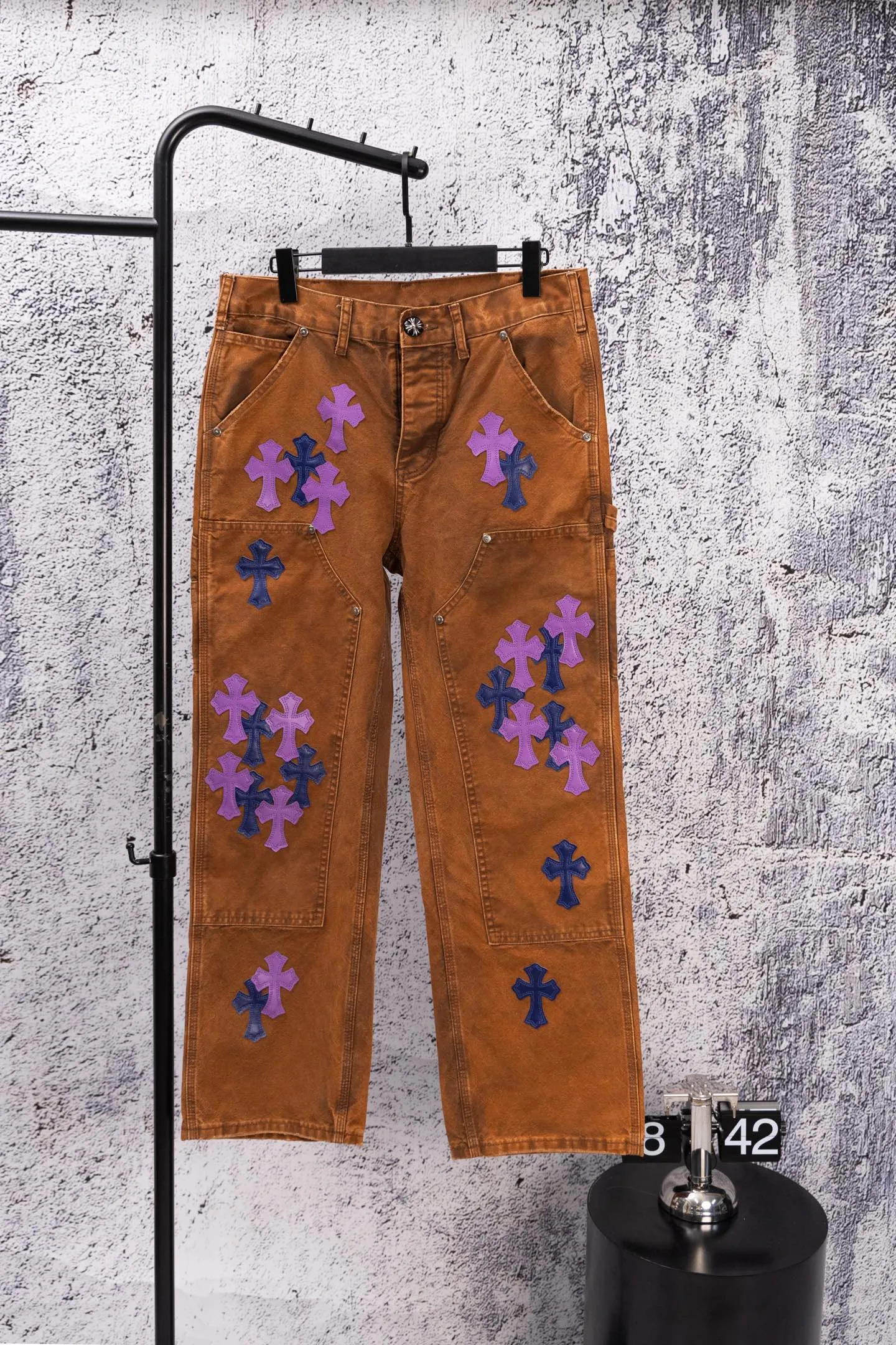 P290 Chromehearts Limited Edition Ox King Blue Purple Cross Patch Leather Brown Jeans Workwear Logging Pants. The counter price is 34W level. The patchwork cross pattern is embellished and the jeans are washed! ! An absolutely high-end luxury product, a 1.9W-level god-level single product, a super popular product, made by top heavy industry, a magic weapon that cannot be missed! [About Zangyin] This is an extremely luxurious fashion brand that can also be called the aristocracy of the high street. It has always been an exclusive brand for some hipsters or rich second generations. Compared with ordinary high streets, it is more luxurious and noble. Compared with luxury brands, it is more fashionable and individual. It has always been a brand that I have a special liking for. [Top heavy industry fashion design] Consistently high-street luxury style. Speaking of this style, the Zangyin family and GU family are definitely the leading representative brands. Especially the Zangyin family has really achieved a state-of-the-art effect in creating high-street style. The unique washed material is used to create this style. The color system is already quite eye-catching. After it is decorated with patchwork cross flowers, it cleverly highlights the charm of the brand. Secondly, this style uses classic The high-waist cutting design highlights the long legs and fashionable temperament of the upper body. The brand is highly recognizable and the slim fit configuration is more suitable for daily wear. It is a product that interprets personality, fashion, and specifications at a glance. This single product is enough to make any fan excited. It can be a white T-shirt for a youthful college style, or a tight suspender for a royal style. It has strong matching ability and can be easily controlled by men.  [Materials and craftsmanship] Needless to say, this point goes without saying. As an excellent craftsman brand, Zangyin’s requirements for details and craftsmanship are really perfect. The washed color of this model has gone through so many processes, not to mention the embellishment of denim appliques. It is also purely hand-made and sewn. Just like what they believe in, only hand-made things have soul and have the meaning of wear. A top-notch heavy-duty fashionable denim item, I look forward to your perfect interpretation! !  Color: Picture color Size: 28-36